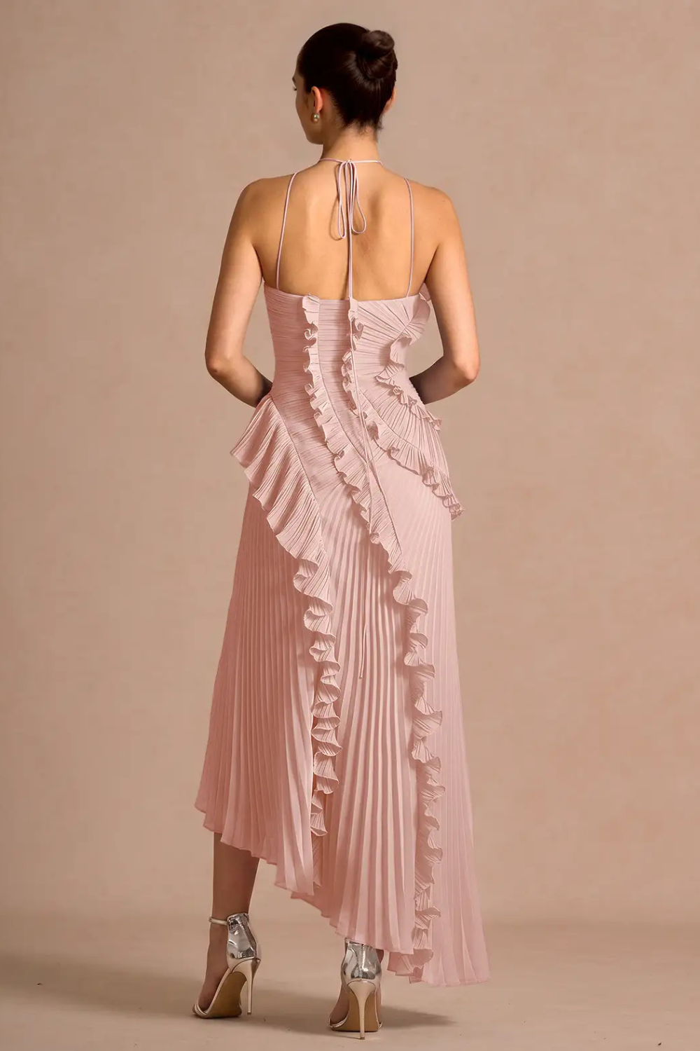 Robe longue plissée à col montant