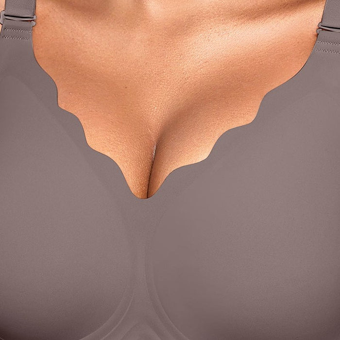 Lotte Scalloped Wire-Free Full-Coverage Bra – detail: Scalloped V neckline